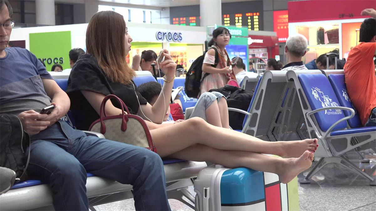 长发少妇双腿伸直，二趾长性感艳足挑逗来往路人