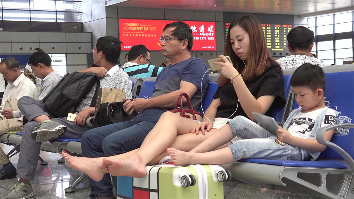 长发少妇双腿伸直，二趾长性感艳足挑逗来往路人