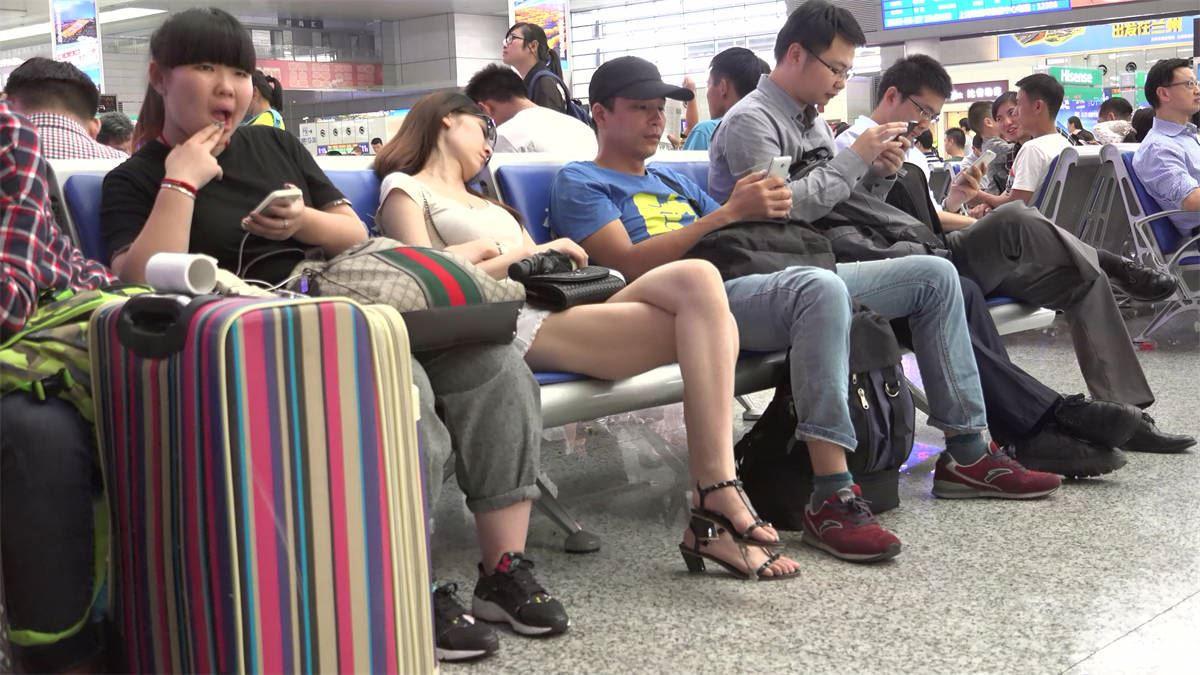 当女神一头歪倒在长椅上，那我就放肆靠近一把了