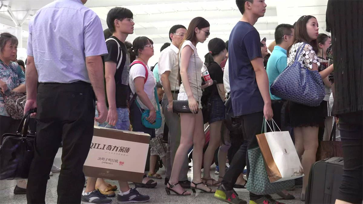 当女神一头歪倒在长椅上，那我就放肆靠近一把了