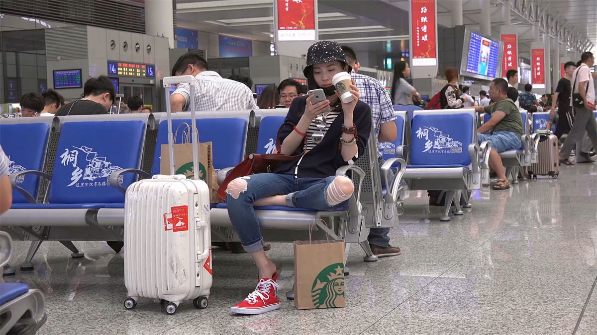 玩鞋凉拖高跟之类不少见，但美女玩球鞋就稀罕了