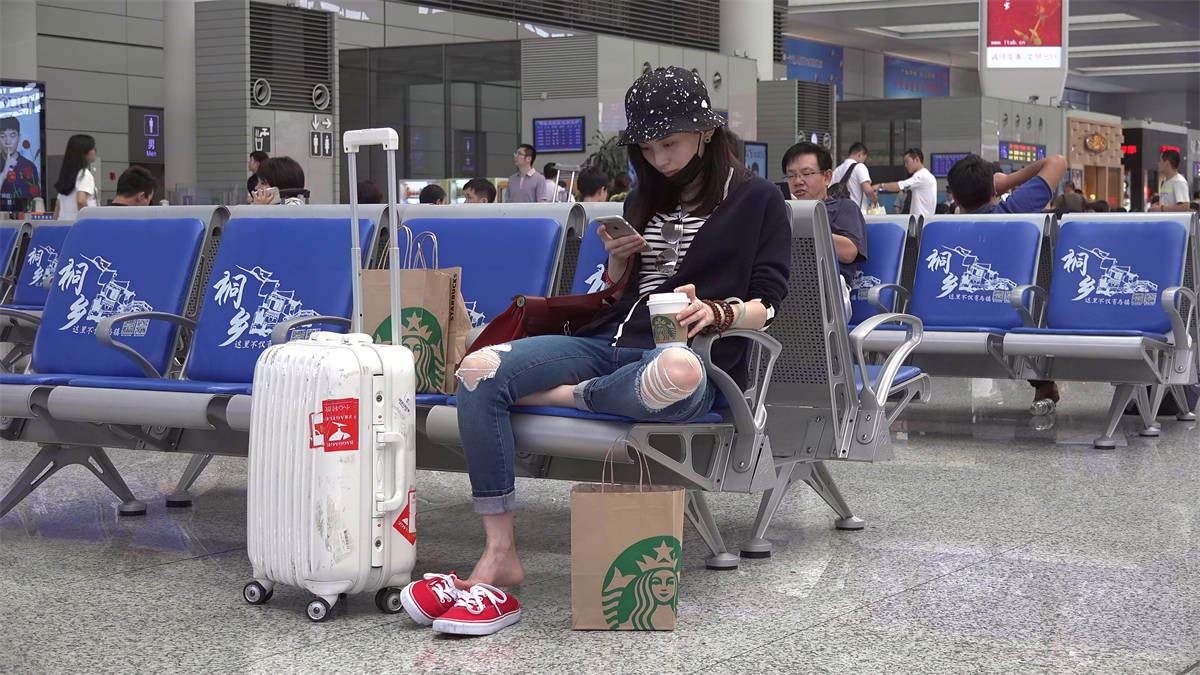 玩鞋凉拖高跟之类不少见，但美女玩球鞋就稀罕了