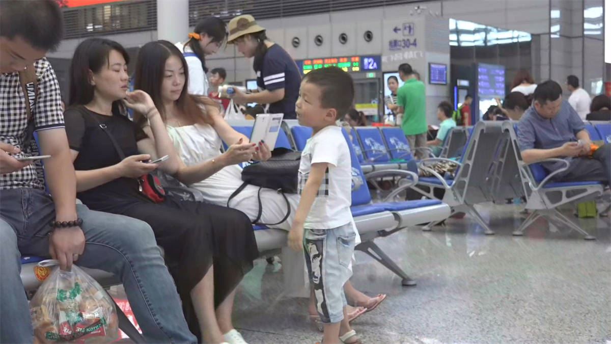 气质白色连衣裙美女