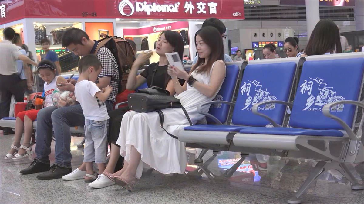 气质白色连衣裙美女