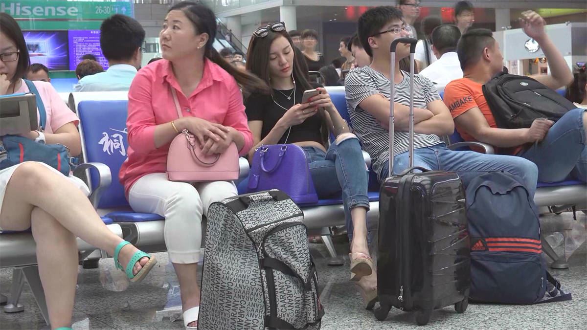 气质长发美女有着一双极美的靓脚