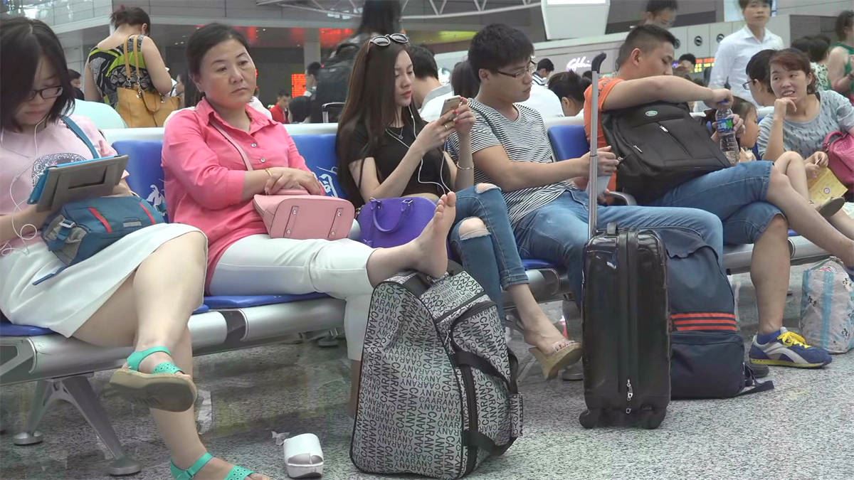 气质长发美女有着一双极美的靓脚