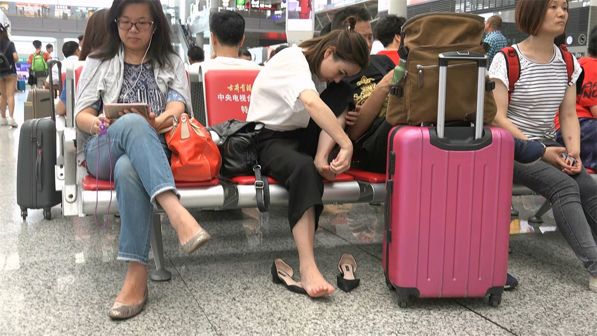 大眼美妇脱鞋上椅，口味略重还带现场抠脚