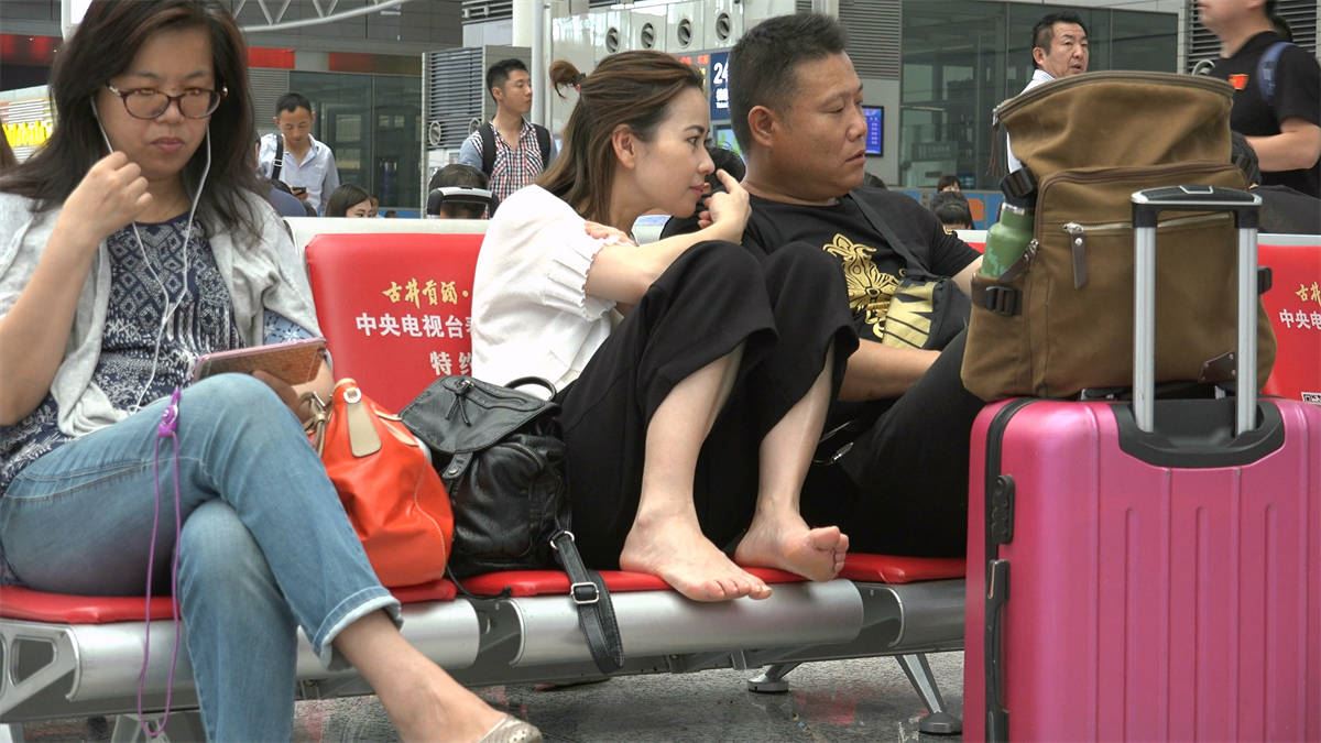 大眼美妇脱鞋上椅，口味略重还带现场抠脚