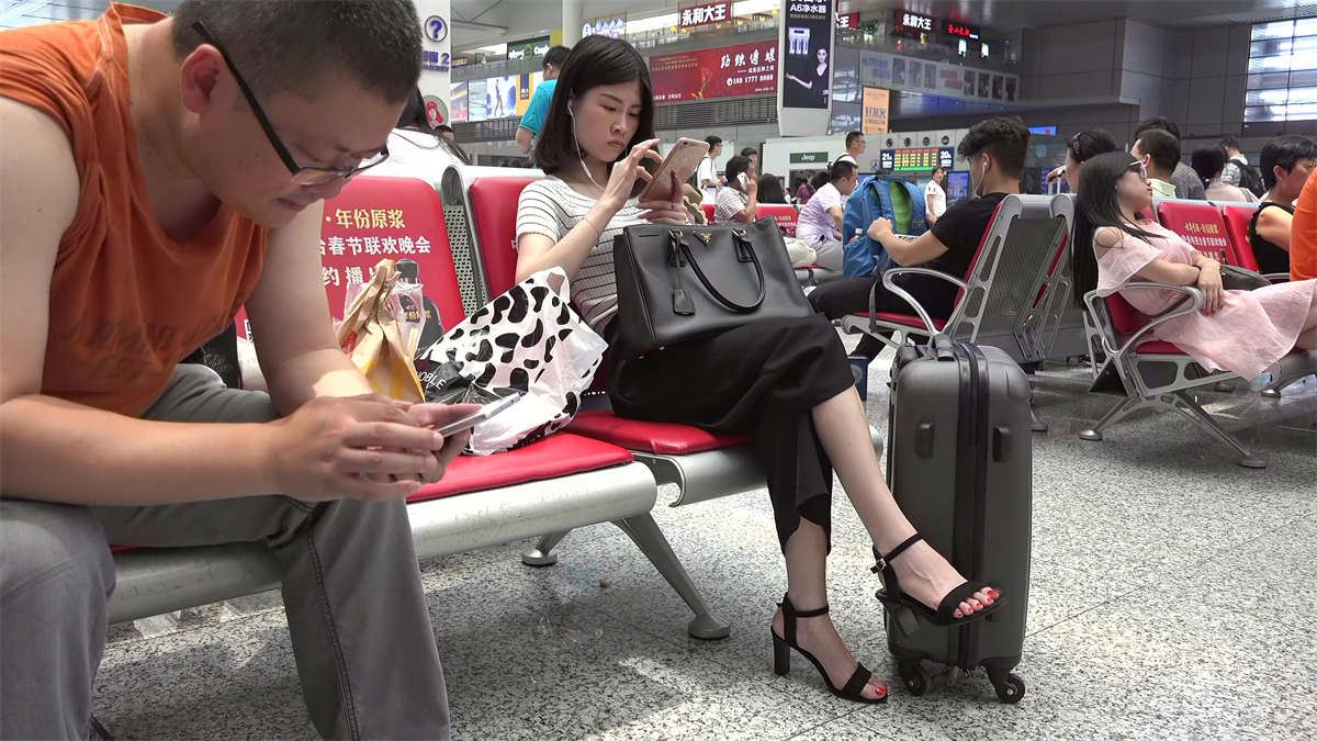 不想用特别夸张的词语来形容这双美足，起码也是高端足模级