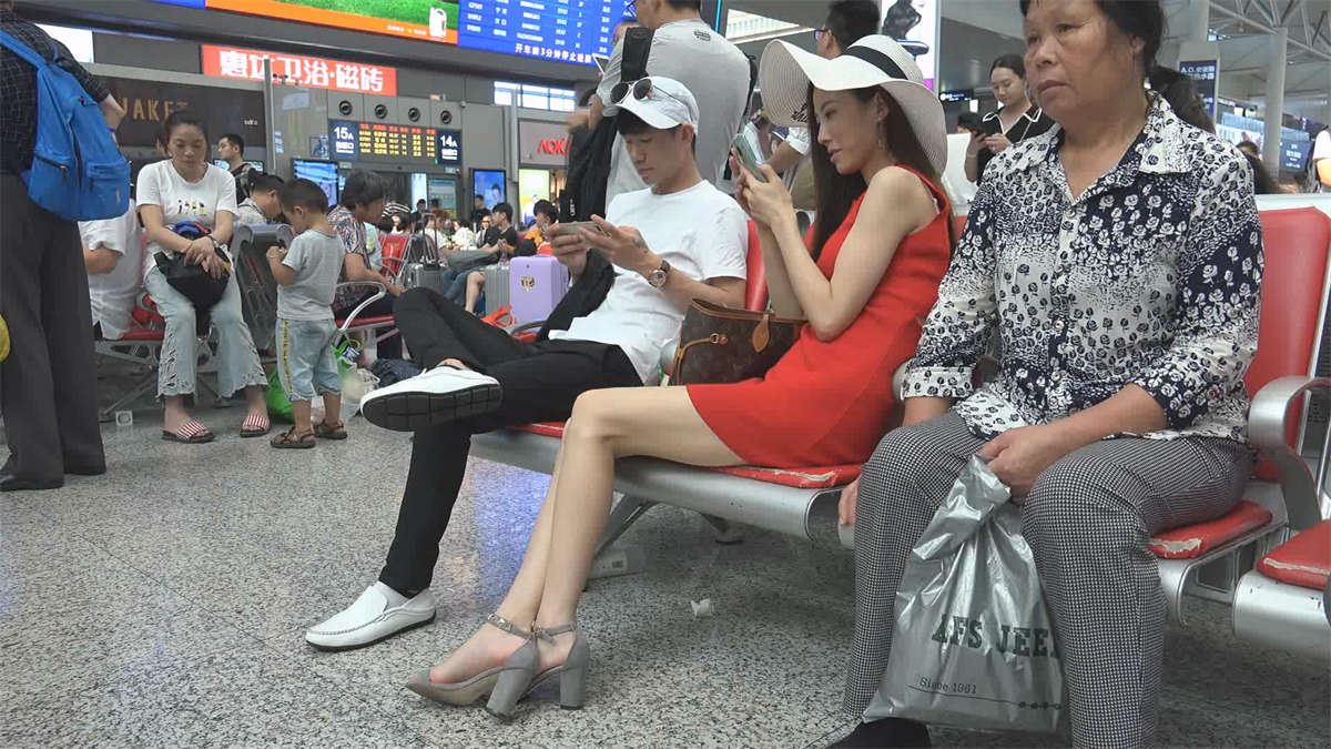 一身红裙装扮的气质美女,好看的不得了