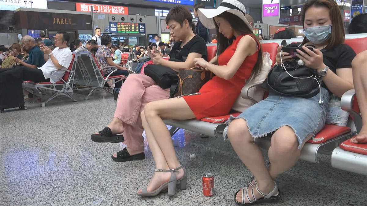 一身红裙装扮的气质美女,好看的不得了