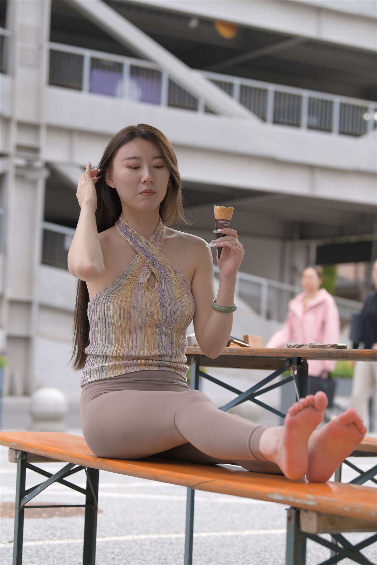 一始街拍作品 与山茶撞满怀