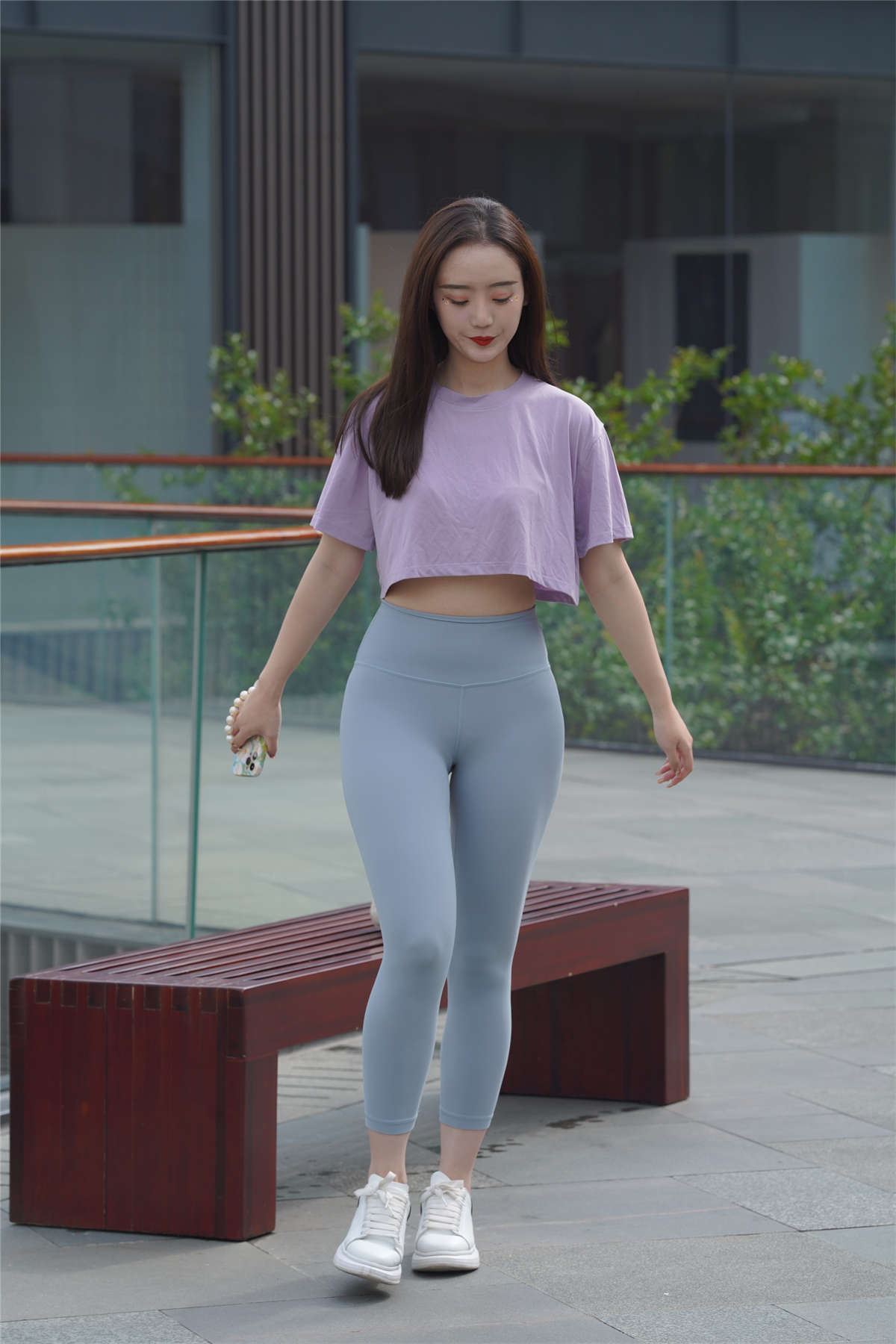 浅色瑜伽裤美女