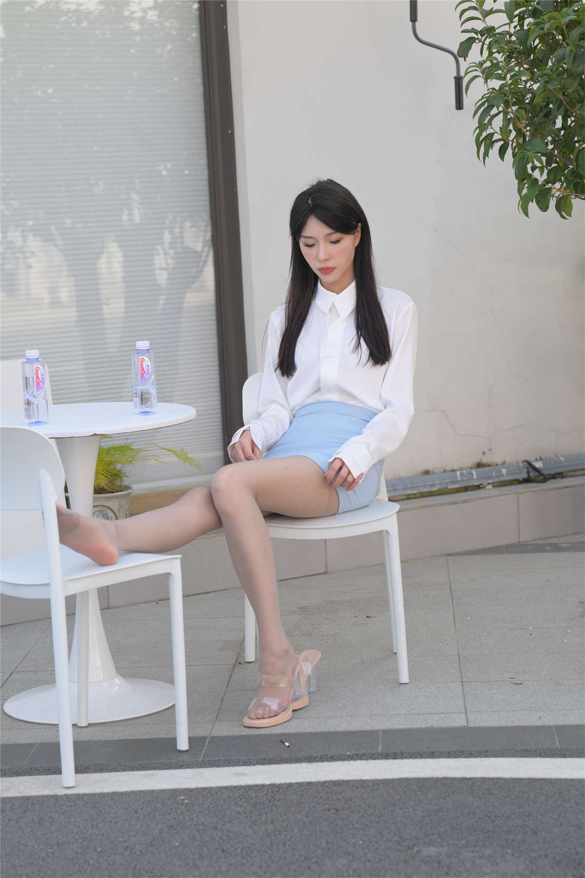 不吃鸡蛋街拍作品 蓝色制服美女