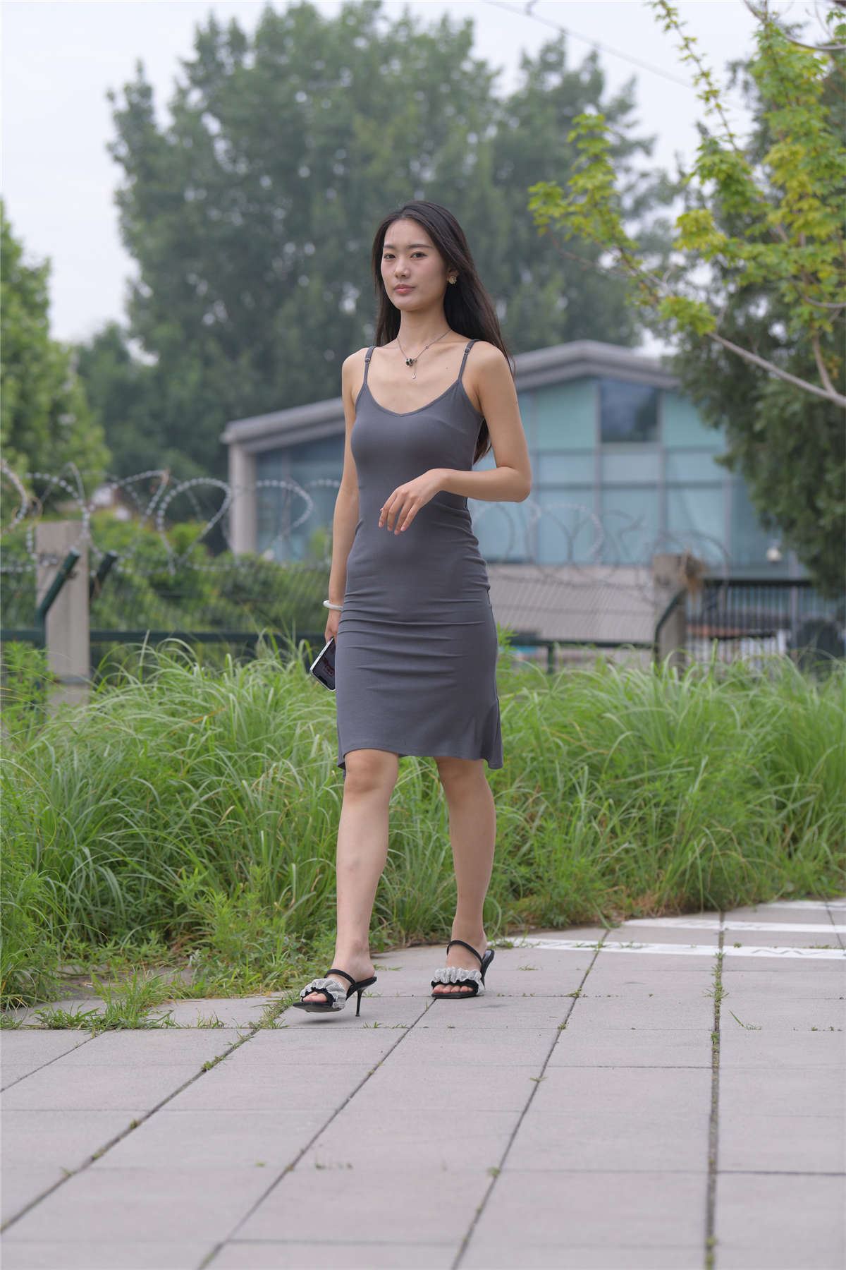 一始街拍作品 灰裙女子