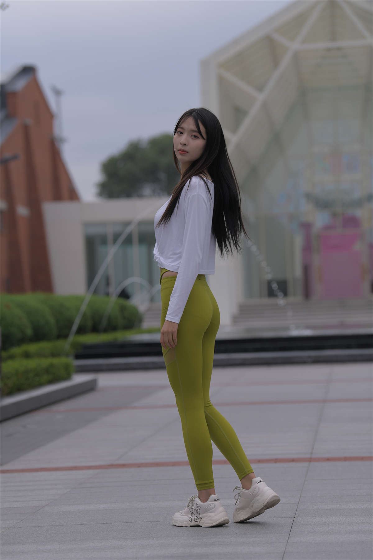 一始街拍作品 绿色瑜伽裤美女 工