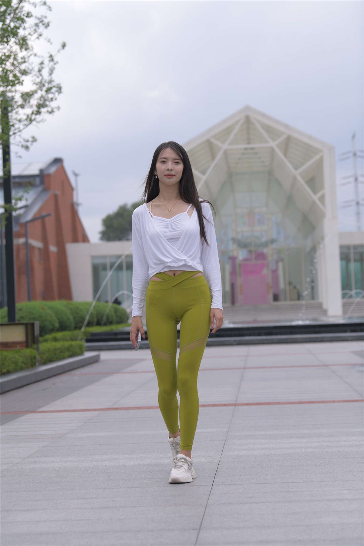 一始街拍作品 绿色瑜伽裤美女 工