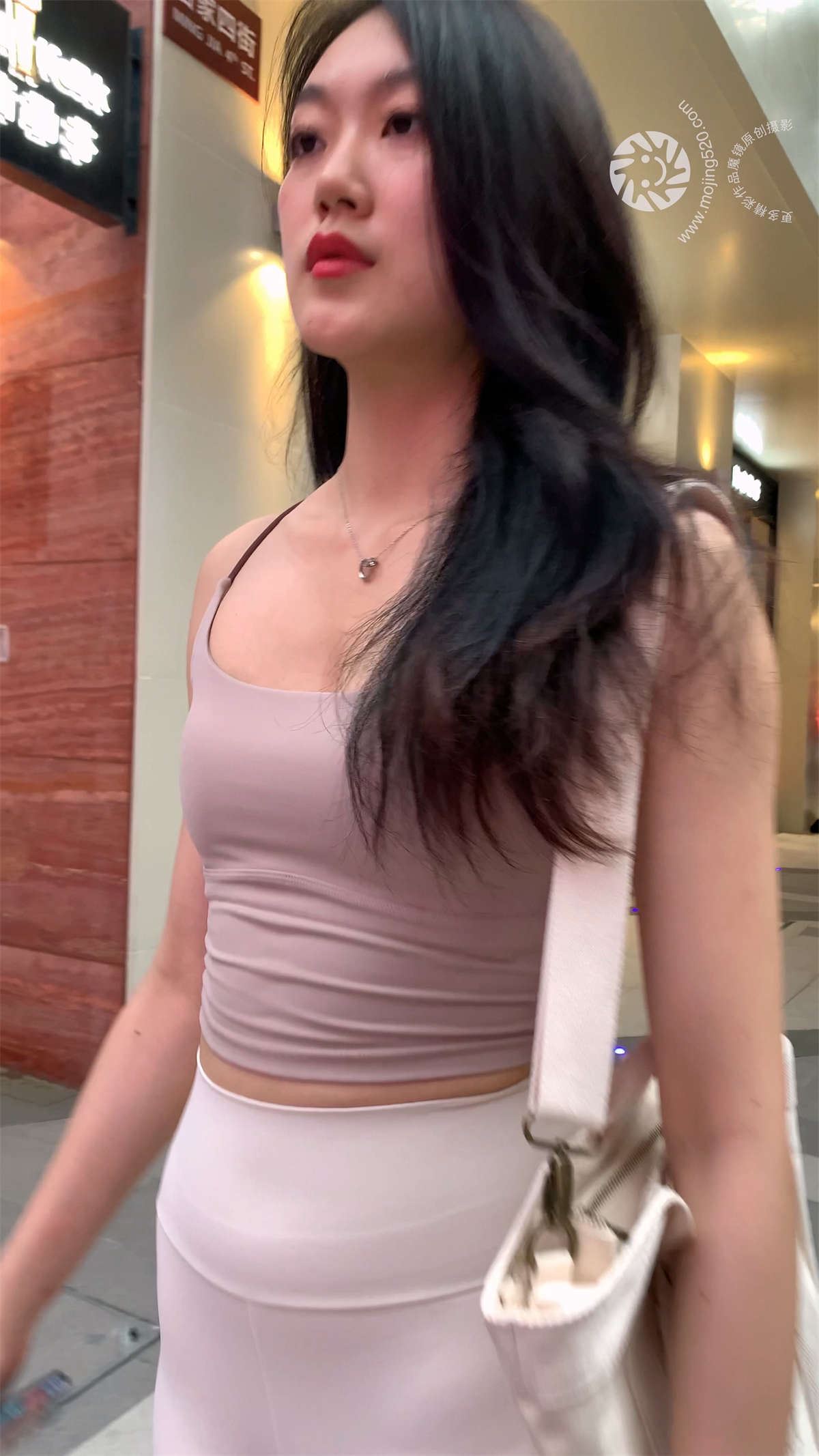 一始街拍作品 白色紧身裤美女
