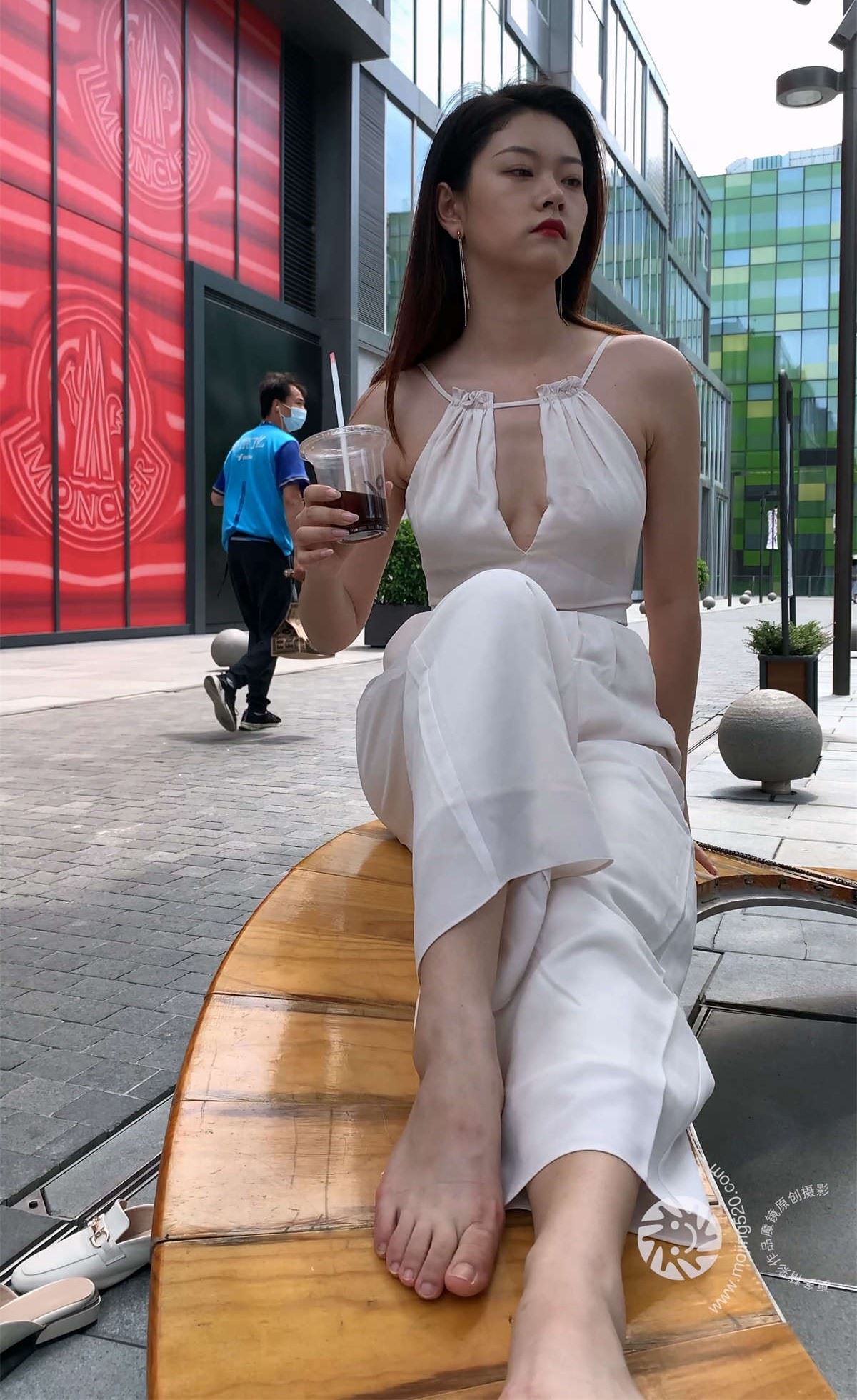 一始街拍作品 性感白裤美女