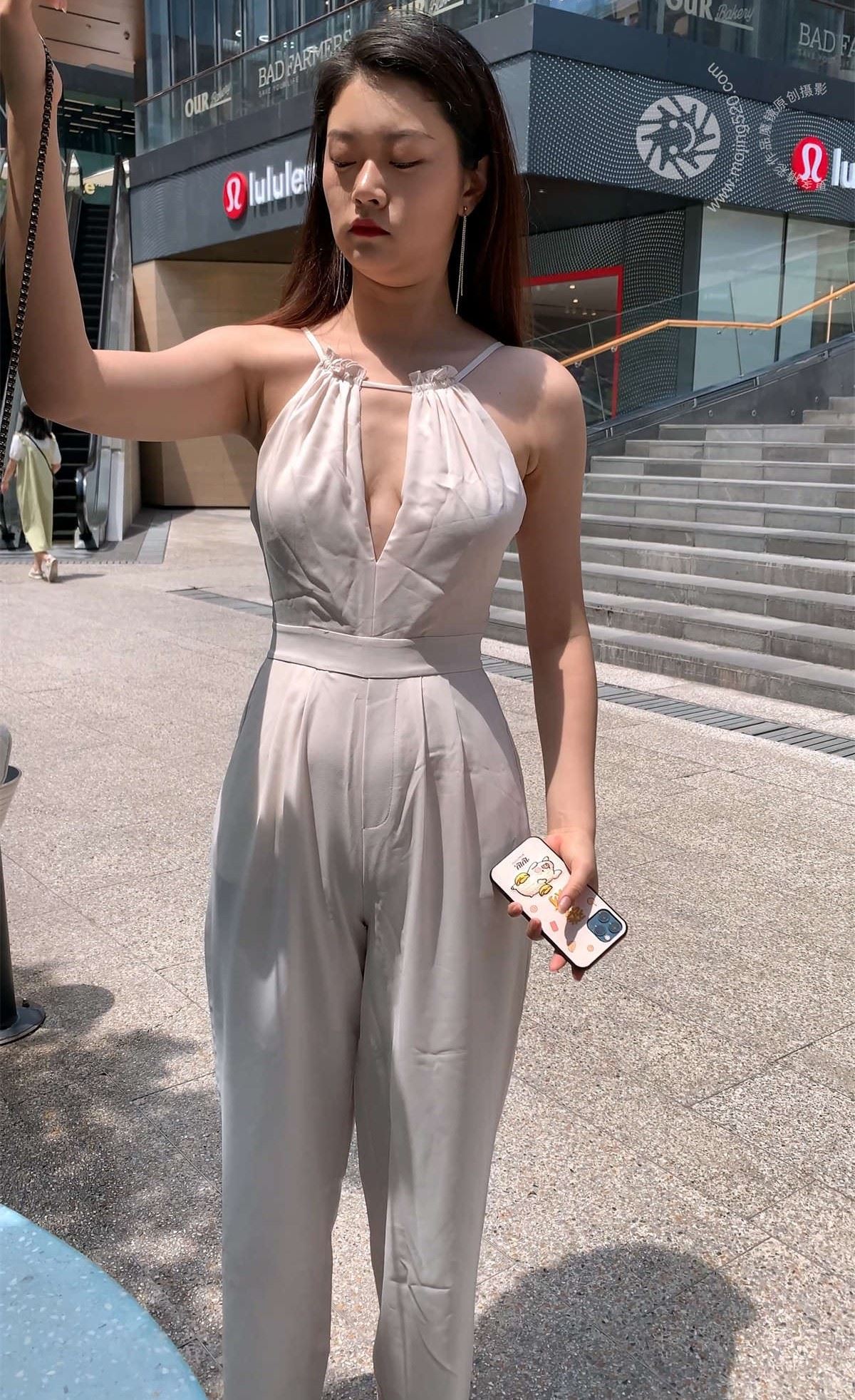 一始街拍作品 性感白裤美女