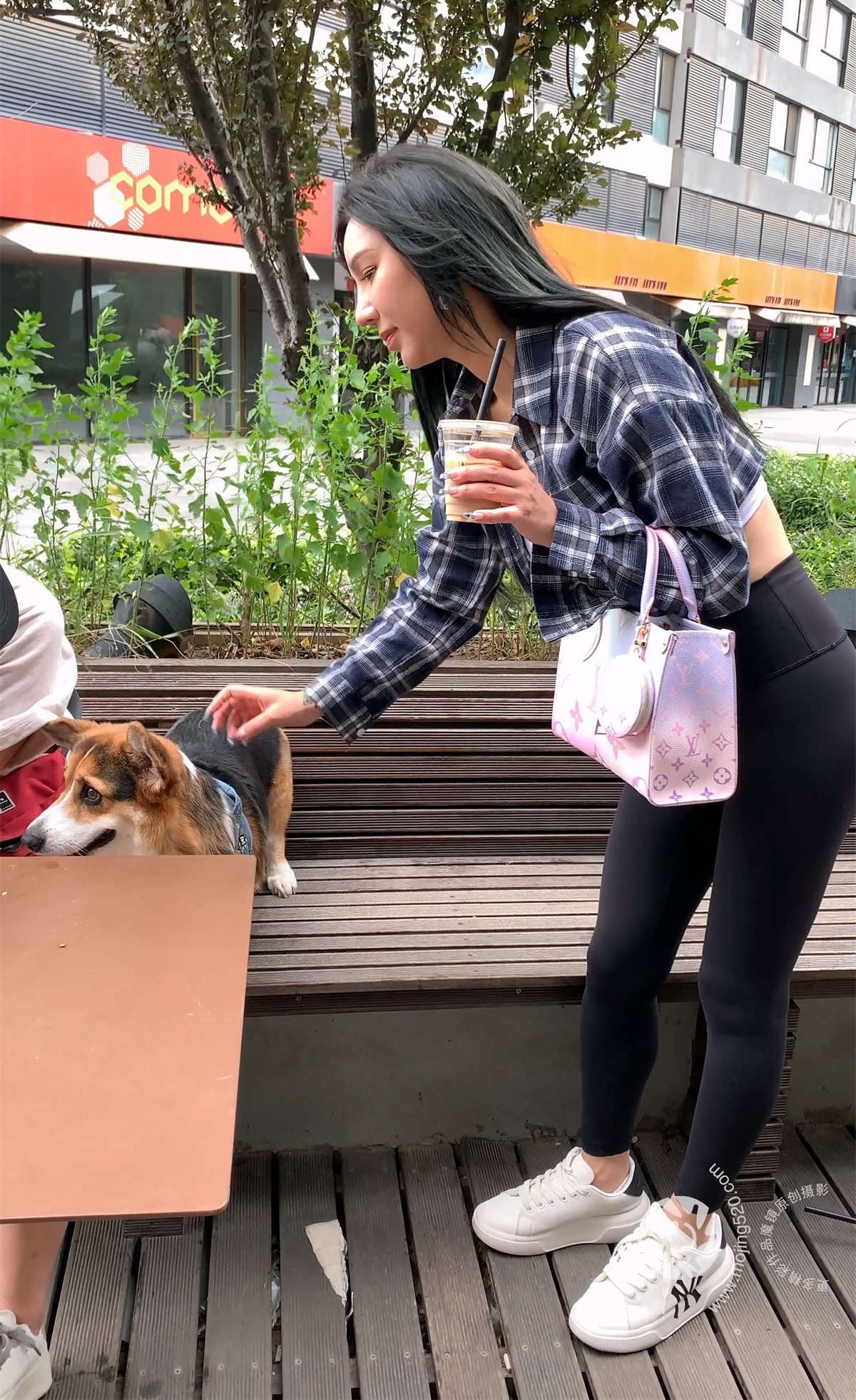 一始街拍作品 黑色瑜伽裤美女
