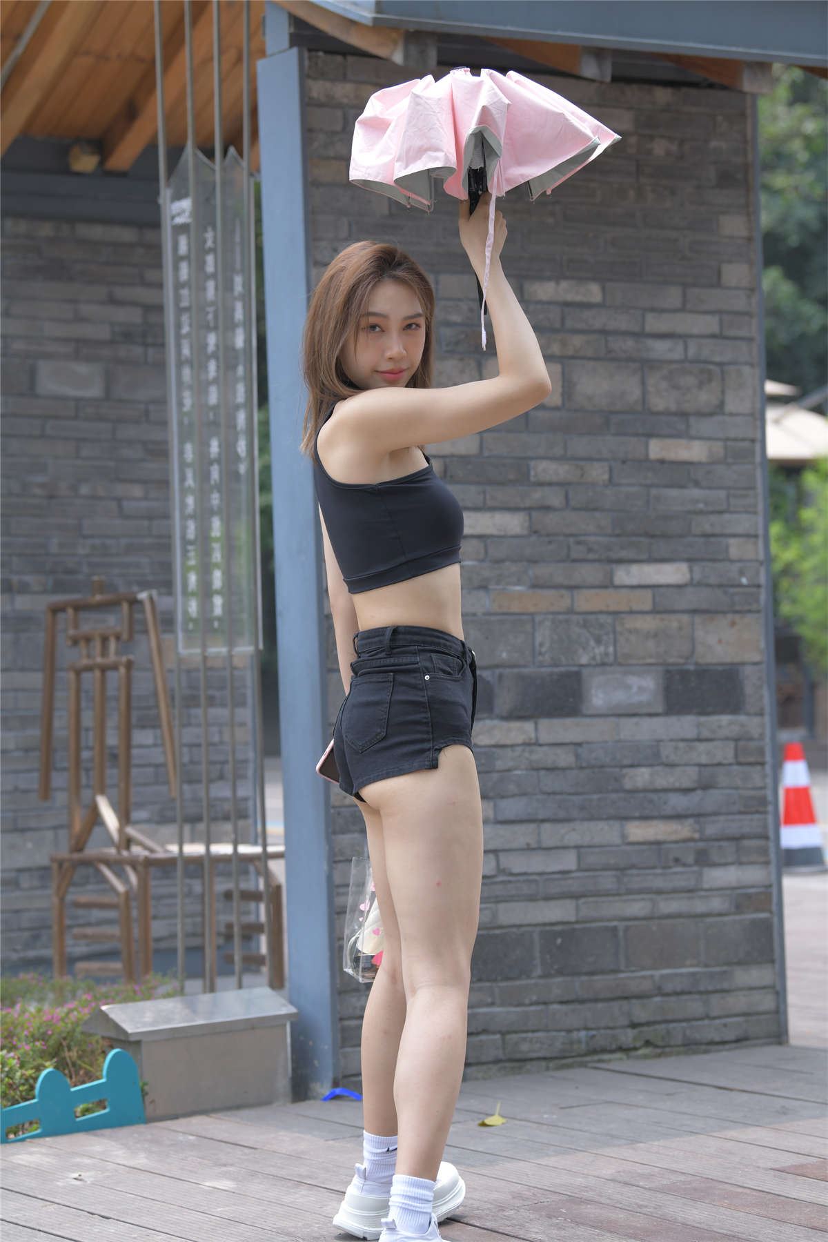 一始街拍作品 黑色牛仔热裤美女