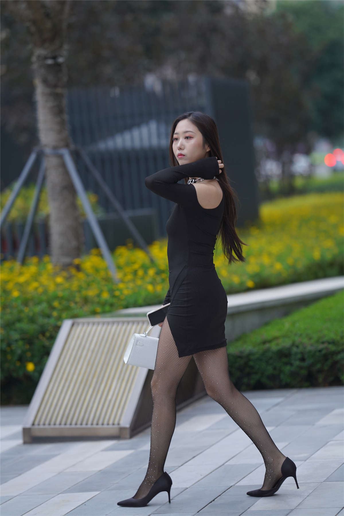 牛男街拍 美丽的网袜女孩