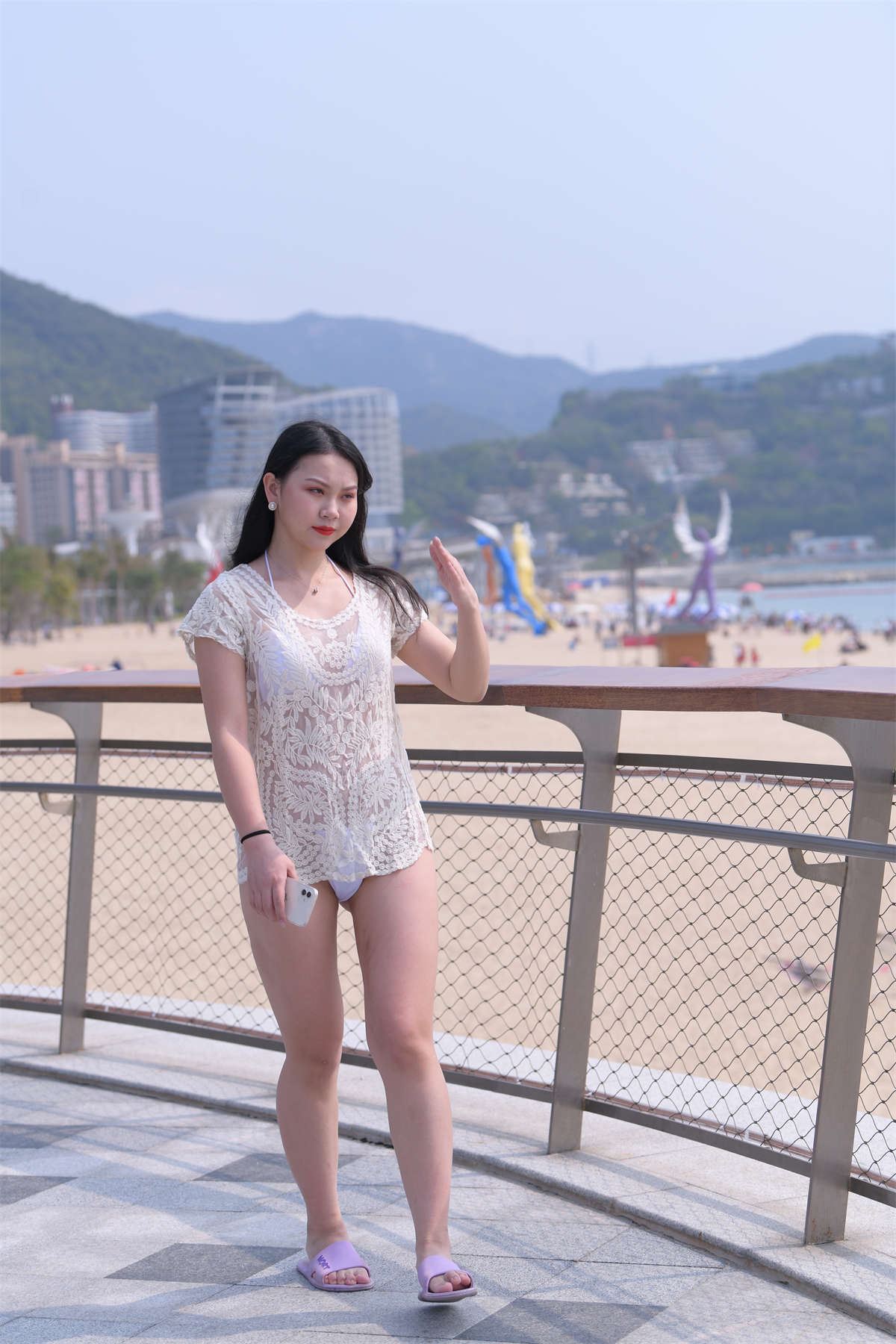 视觉冲击模拍摄影作品 海边丰腴的白色比基尼美女