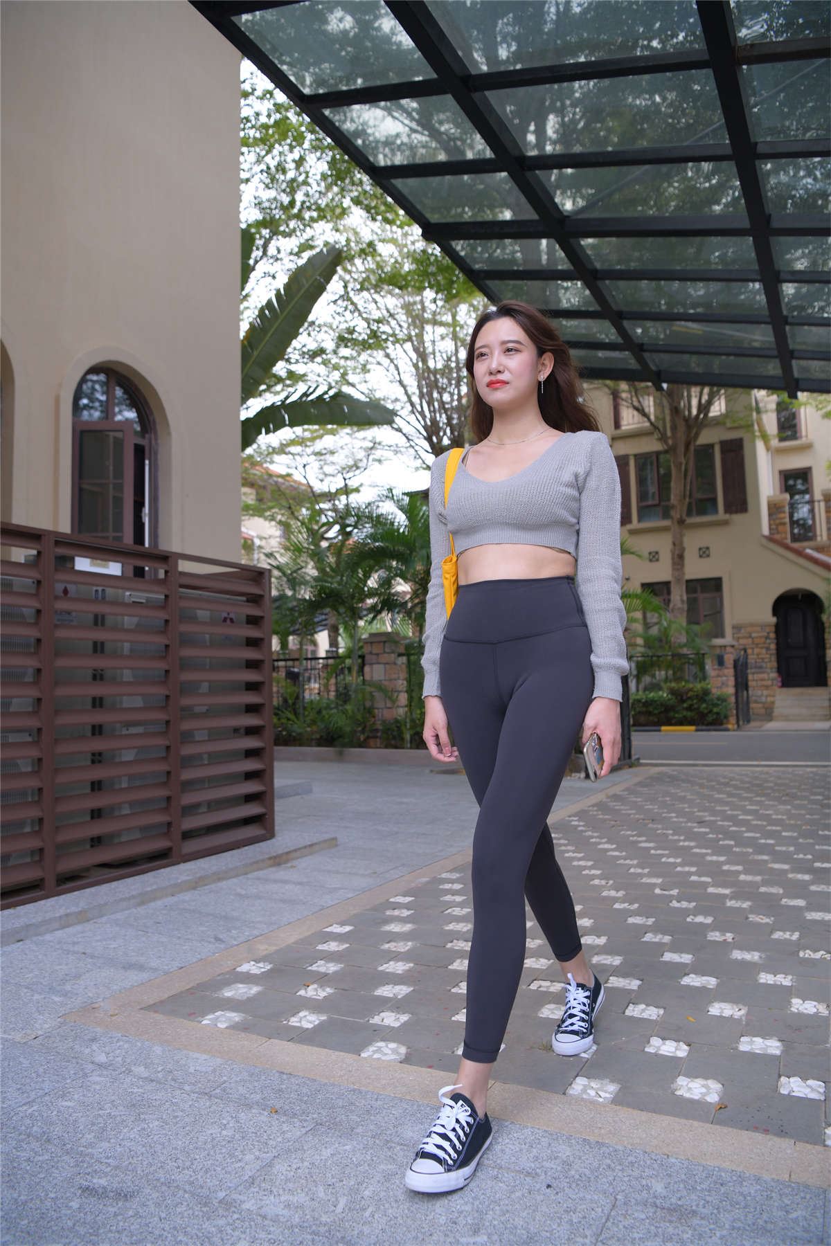 一只麋鹿摄影作品 黑色紧身瑜伽裤美女