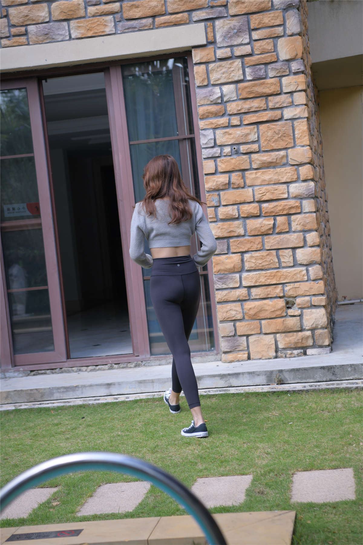 一只麋鹿摄影作品 黑色紧身瑜伽裤美女