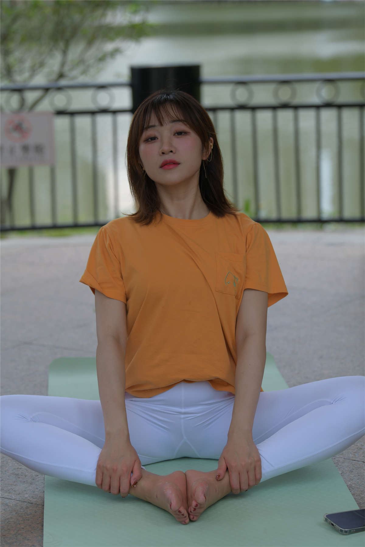 红石摄影作品 阳光明媚的下午，她迟到了