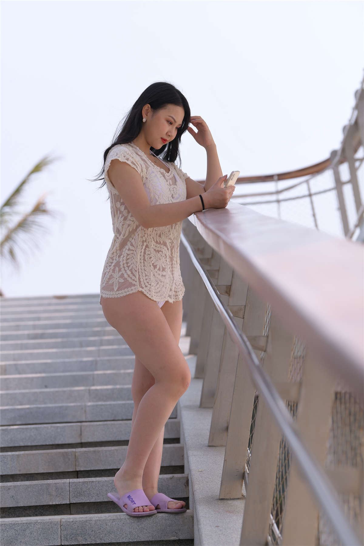 视觉冲击街拍作品 - 海边丰腴的白色比基尼美女