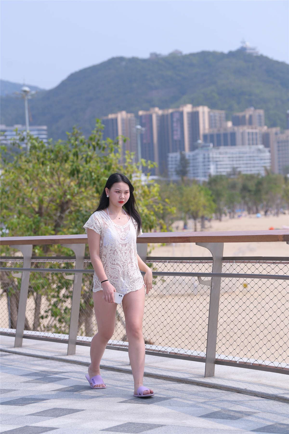 视觉冲击街拍作品 - 海边丰腴的白色比基尼美女