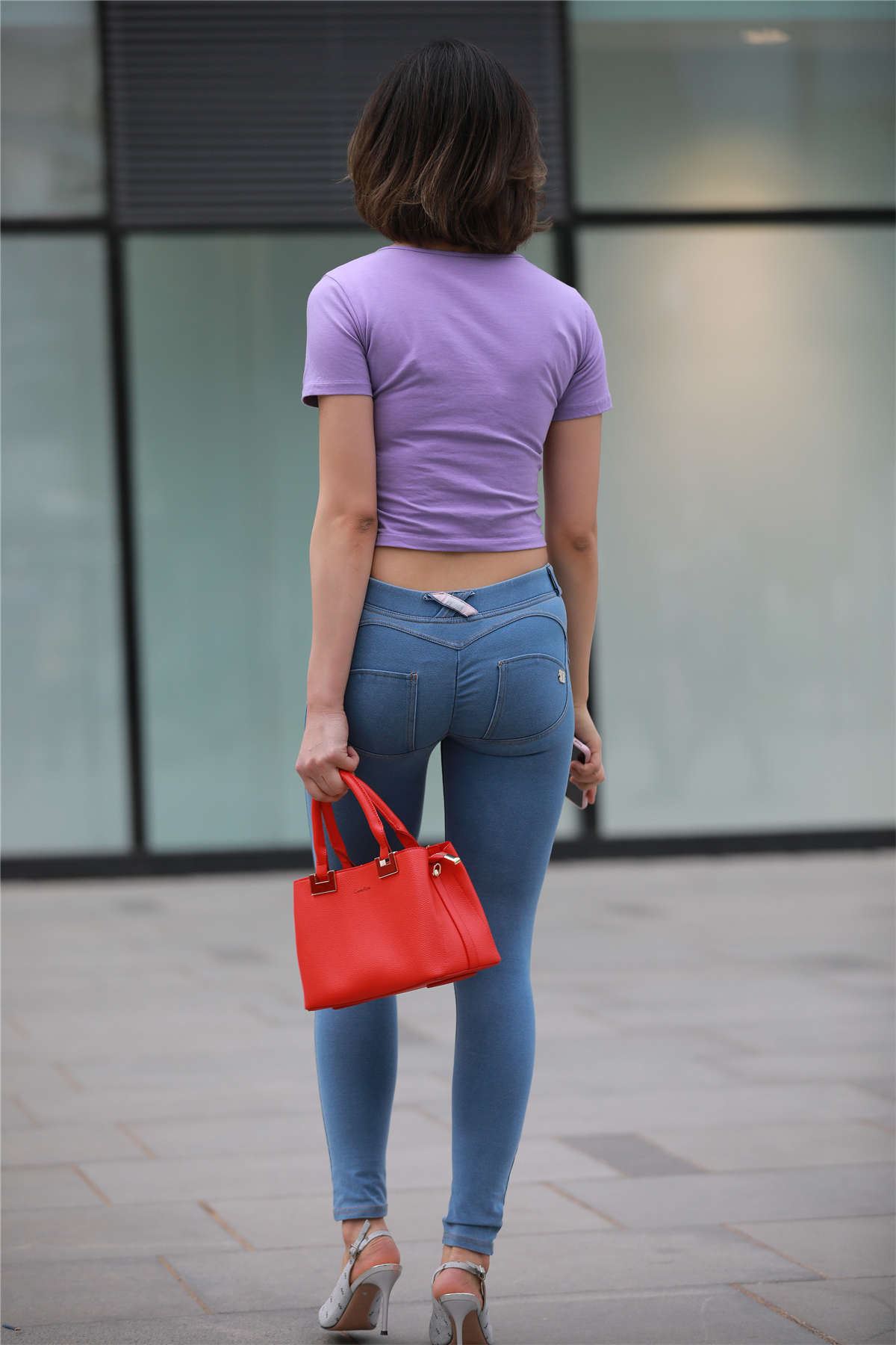 玻璃街拍作品 提臀牛仔裤美女