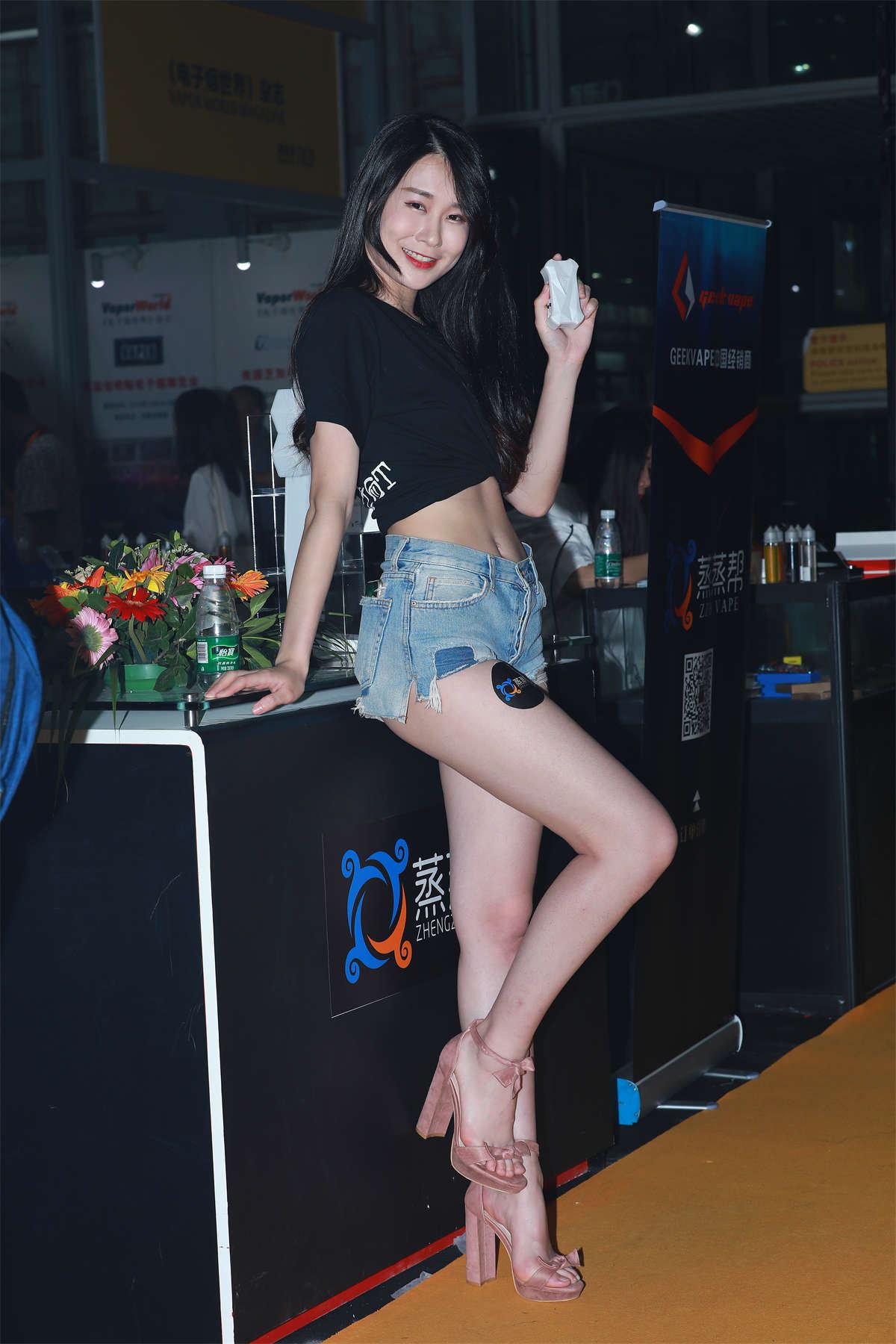销魂而甜美的大长腿美女