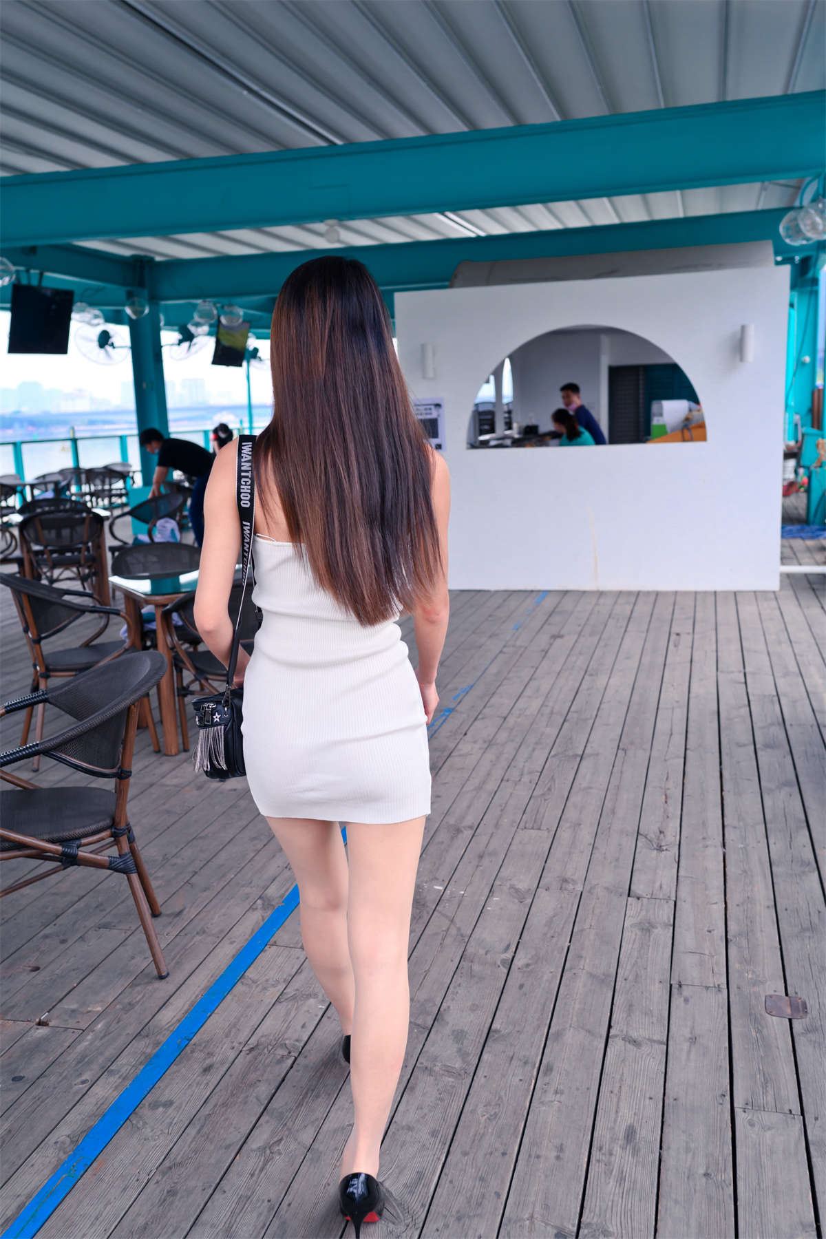 御风街拍 白色吊带肉丝美女畅游琶醍轻轨