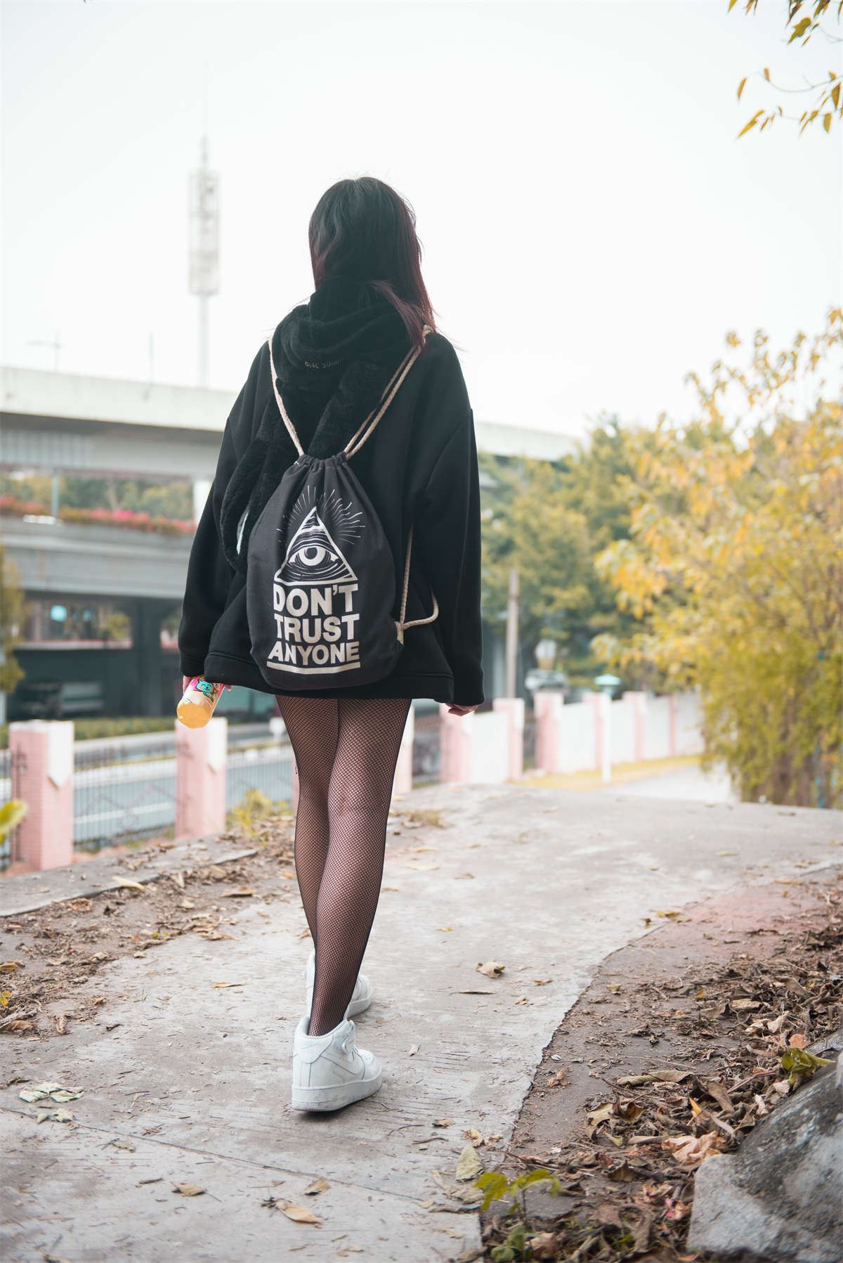 小透明DK街拍作品 好奇心重的网袜少女