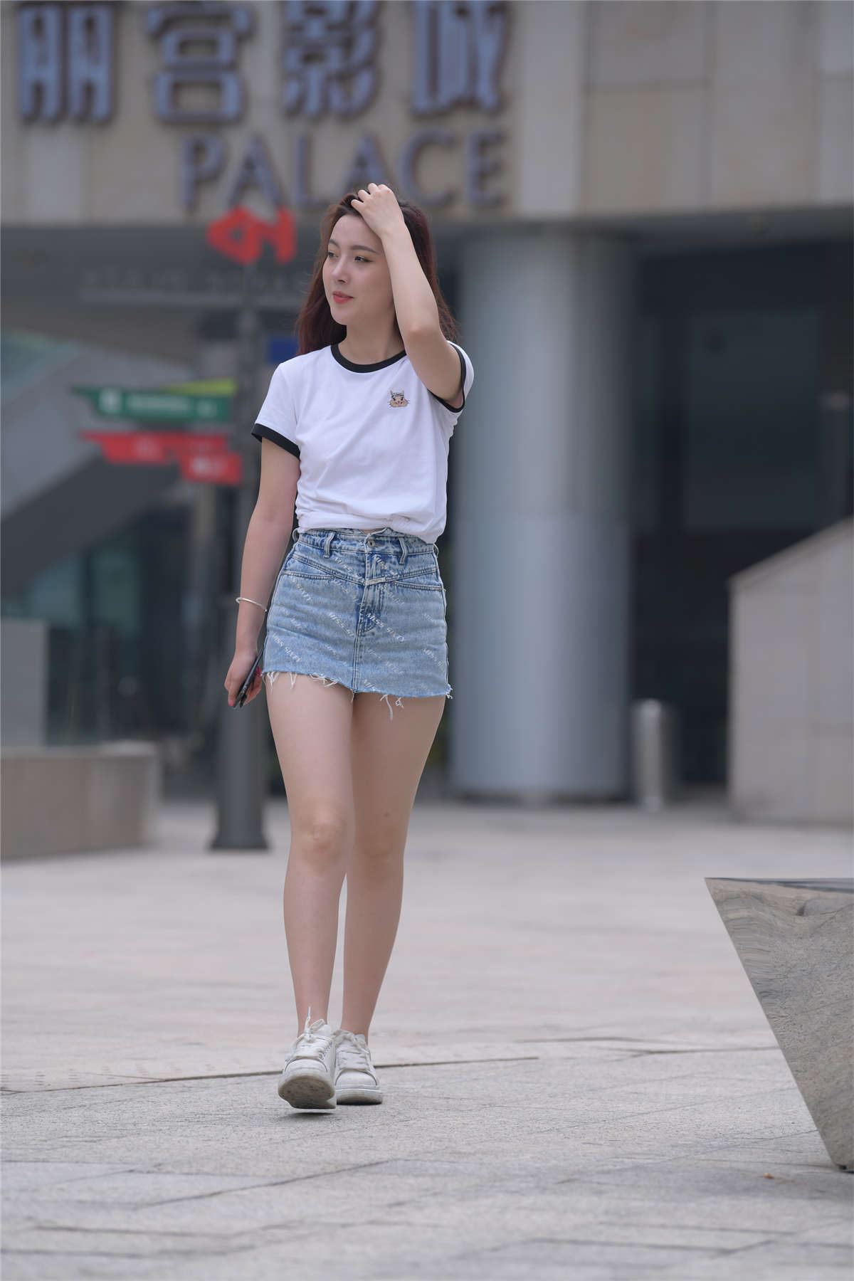 一始街拍作品 - 蓝色牛仔热裤美女