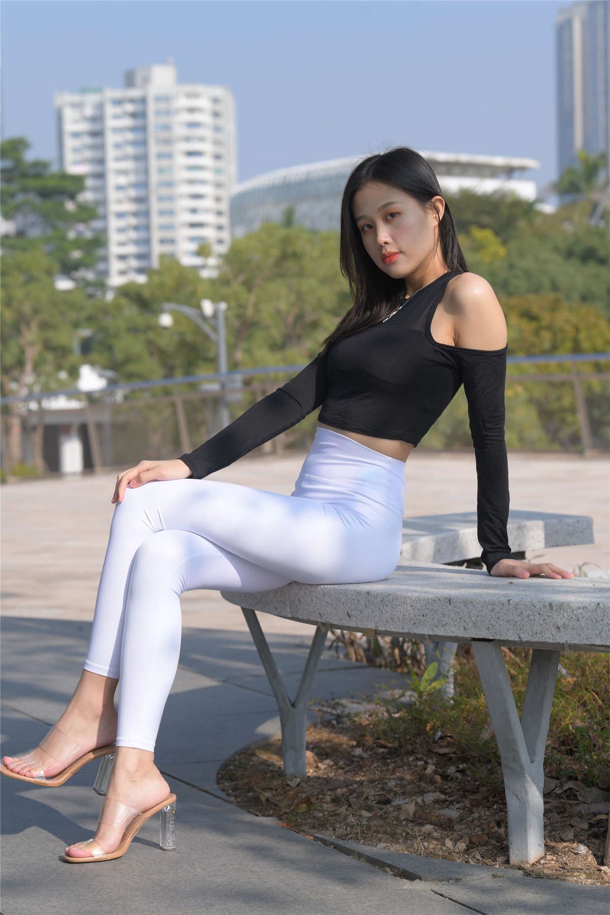 红石街拍作品 紧身白裤女孩
