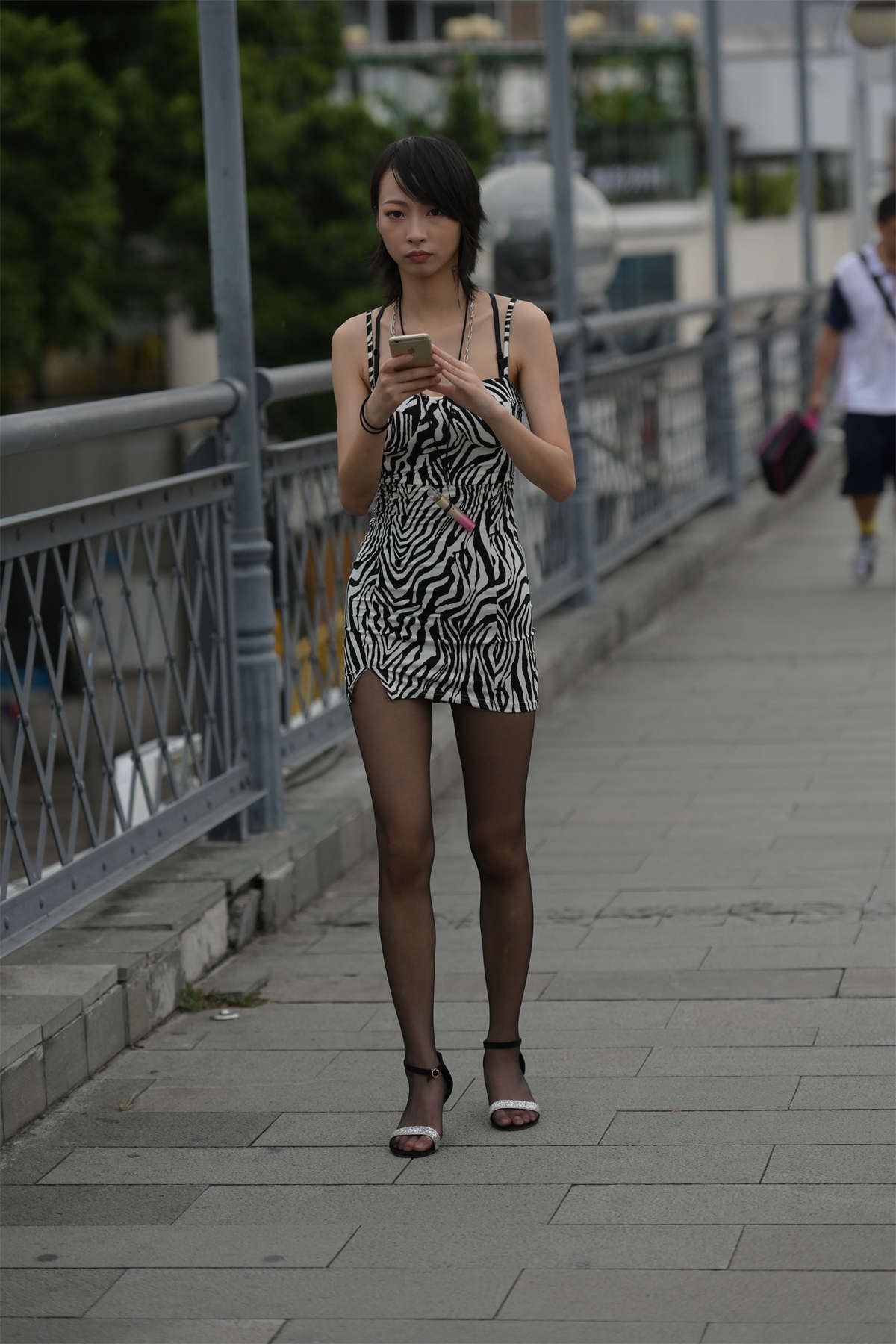 斑纹包臀裙黑丝姑娘
