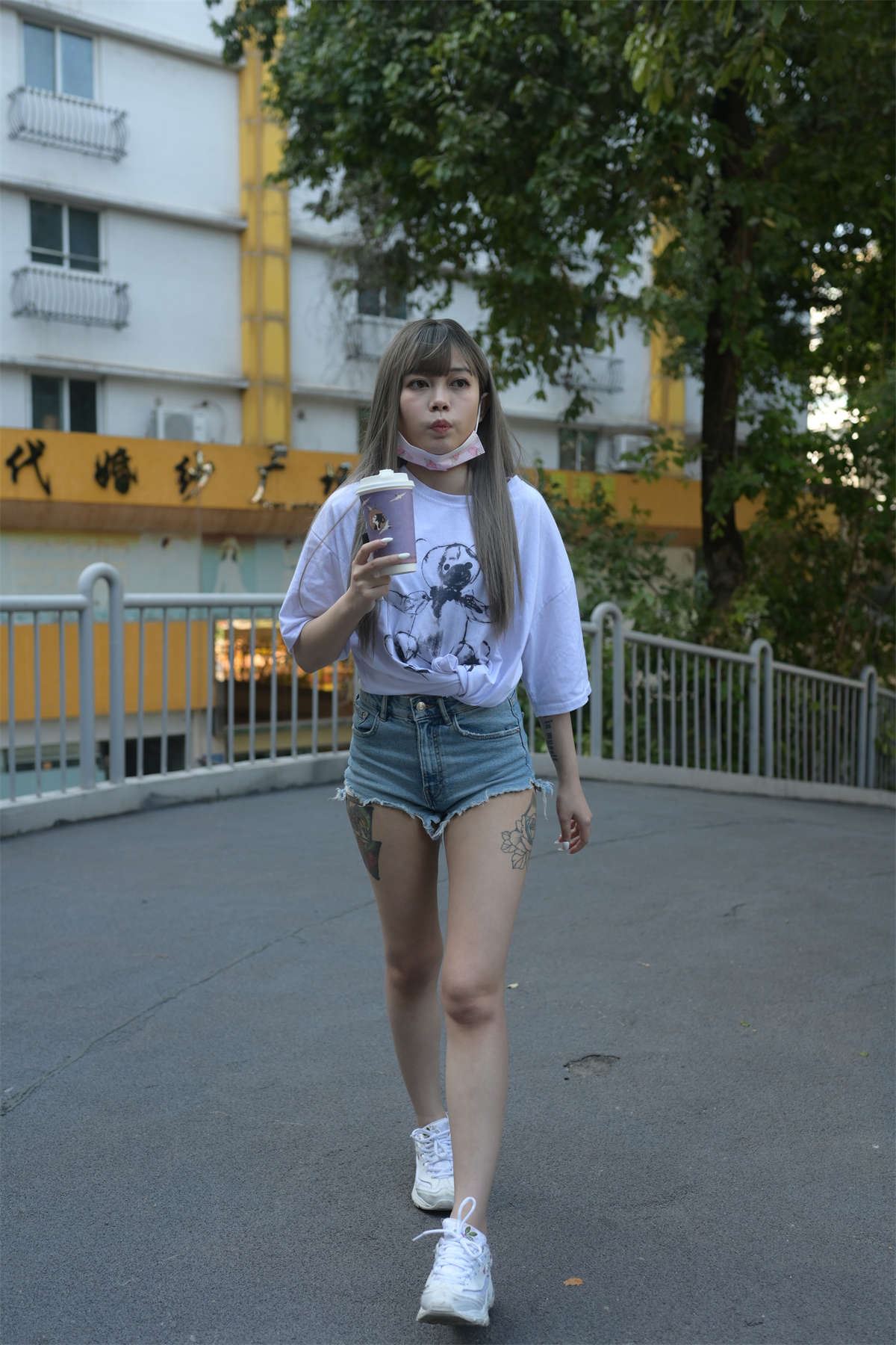 慕容笙街拍作品 牛仔热裤小妹