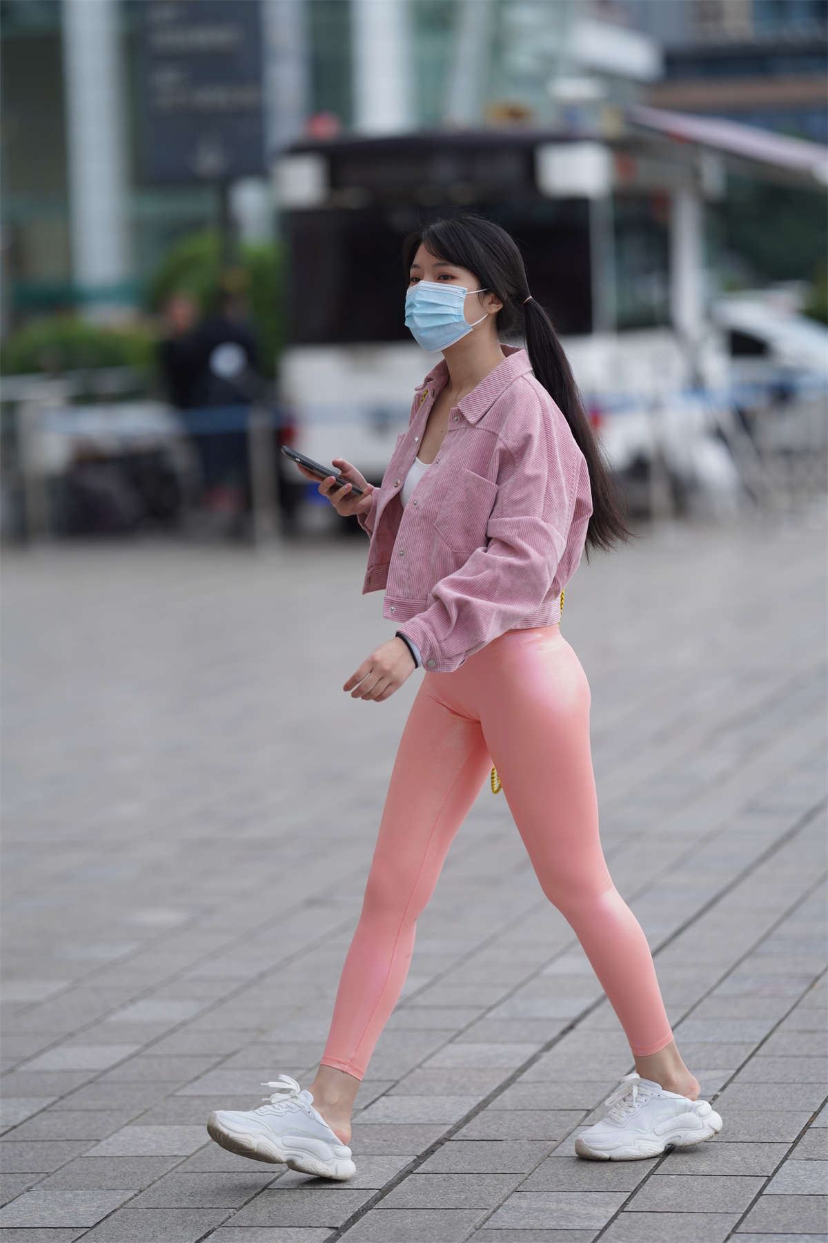 加菲mao街拍作品 粉色瑜伽裤女孩