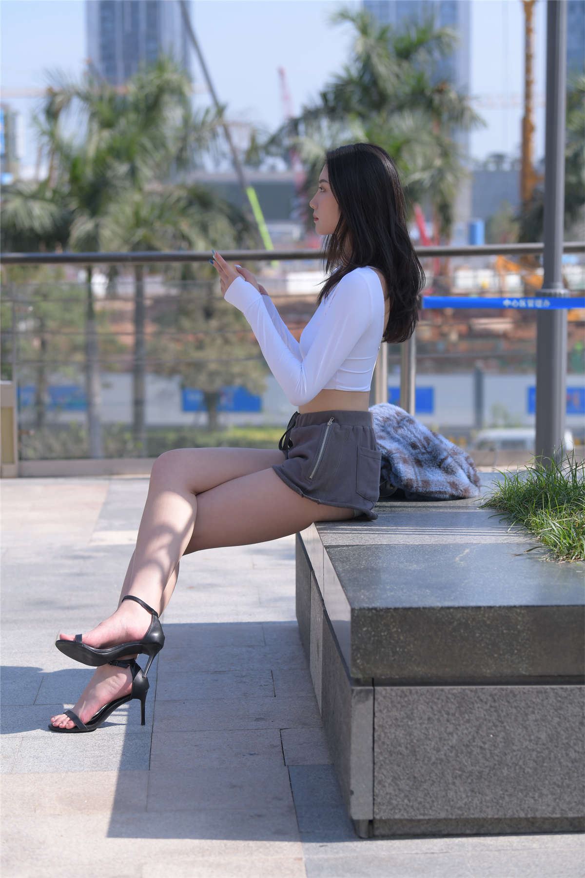 红石街拍作品 灰色热裤长腿美女