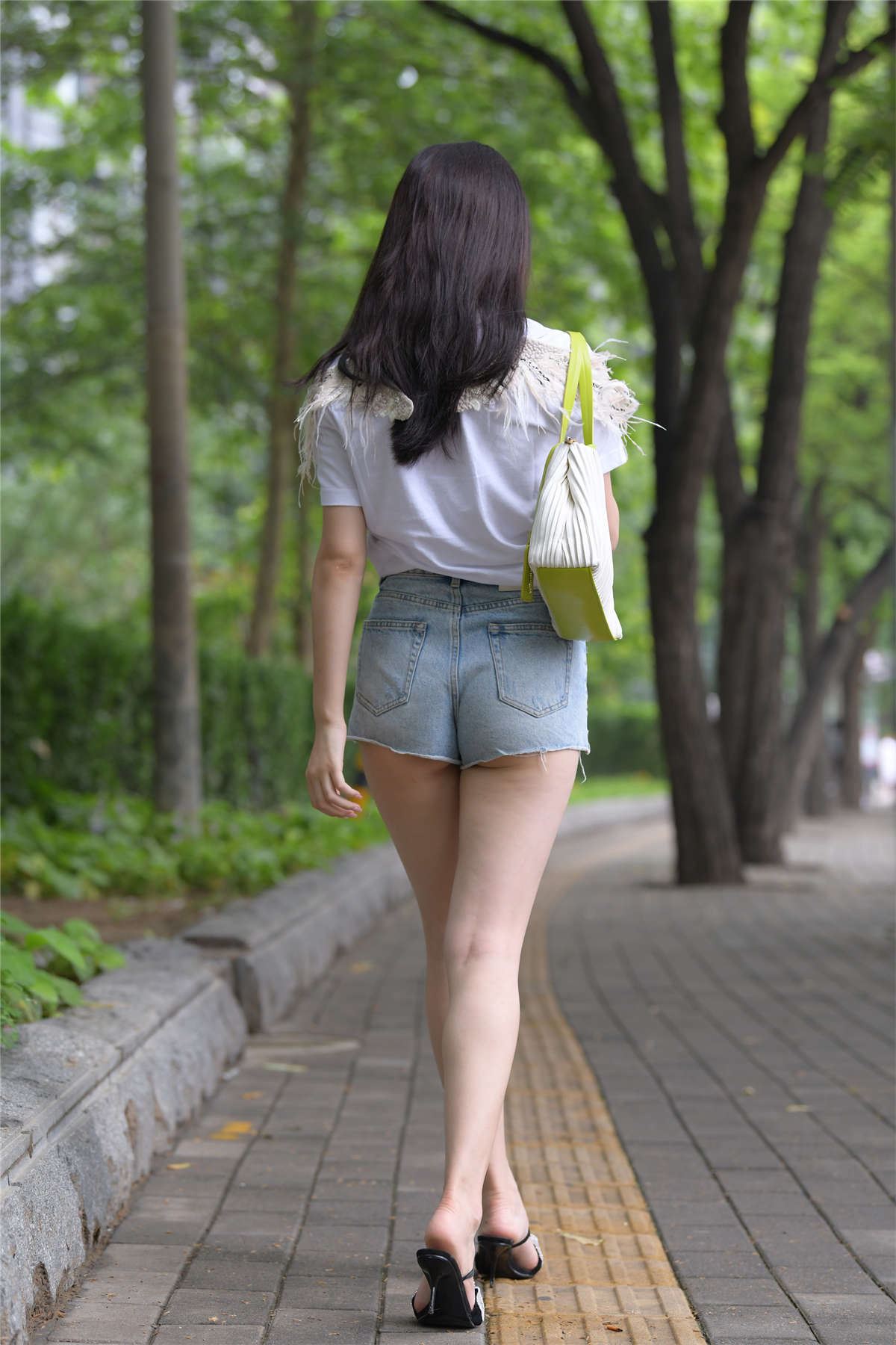 一始街拍作品 蓝色牛仔热裤美女