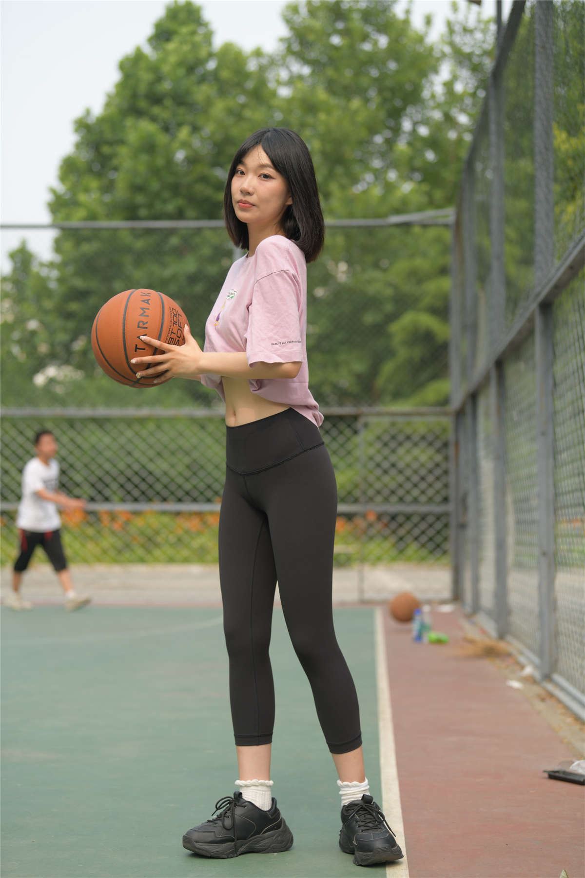 一始街拍作品 黑色瑜伽篮球课女孩