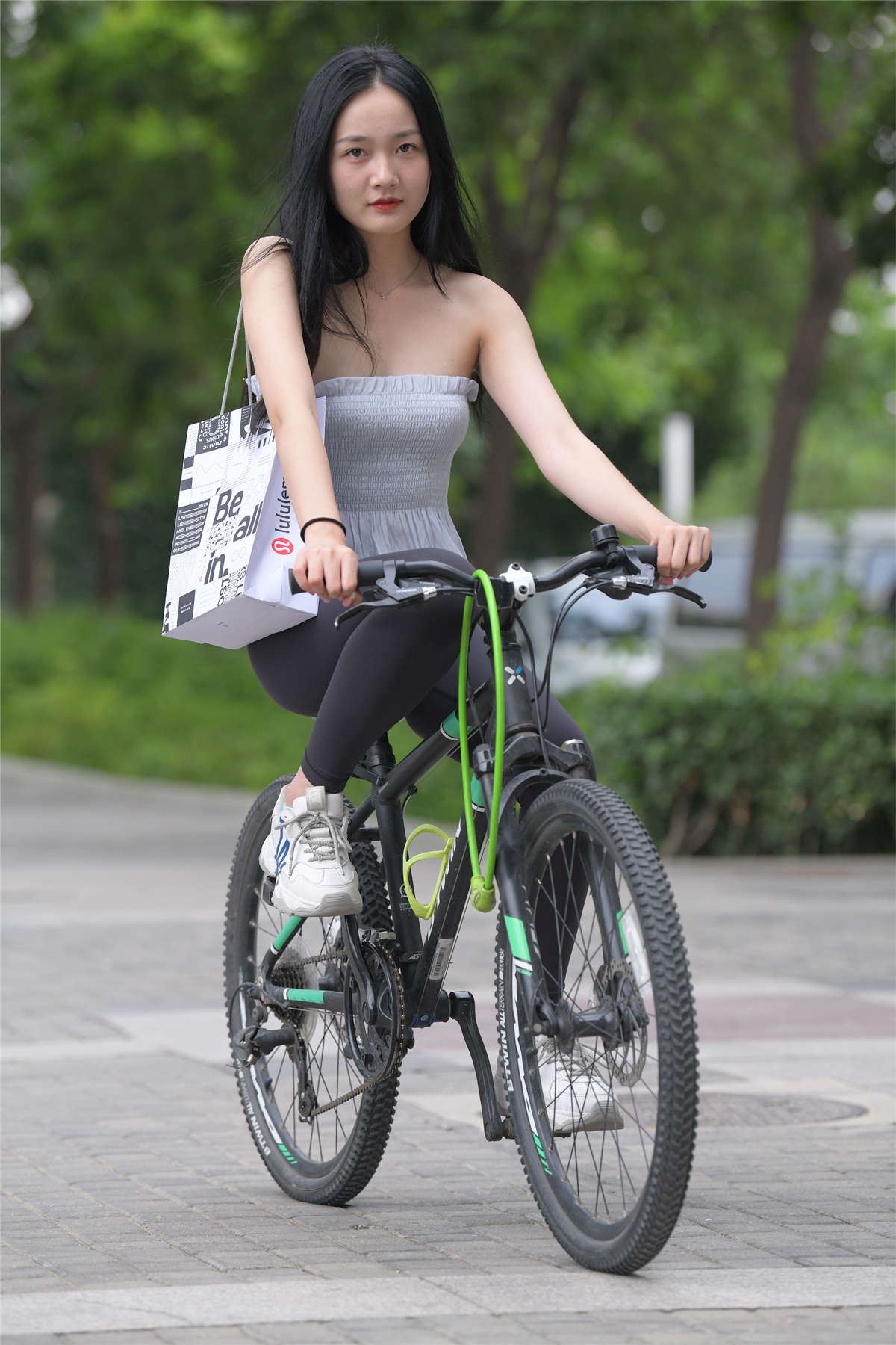 一始街拍作品 黑色瑜伽裤美女
