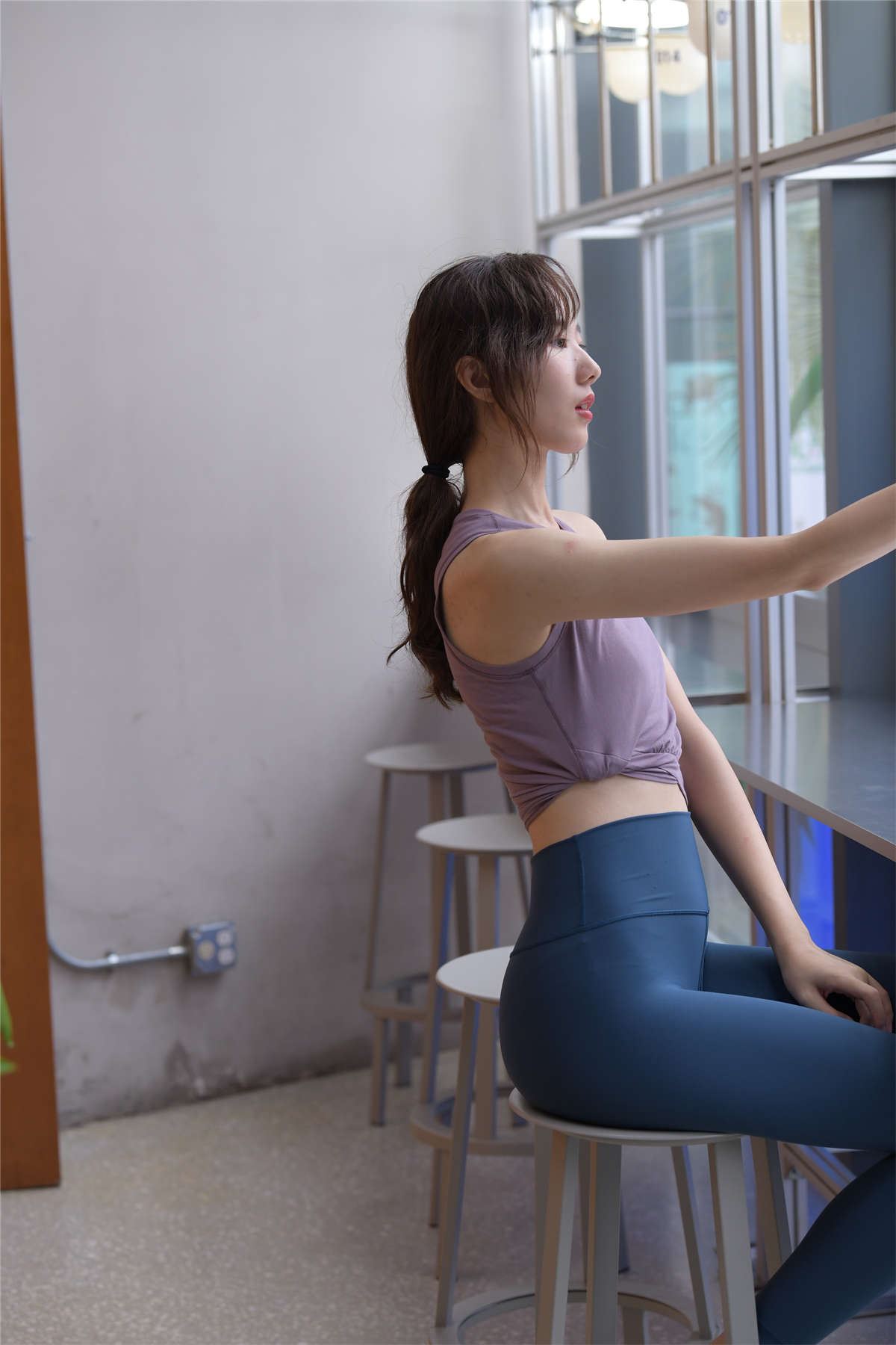 一只麋鹿摄影作品 蓝色瑜伽裤运动系高挑美女