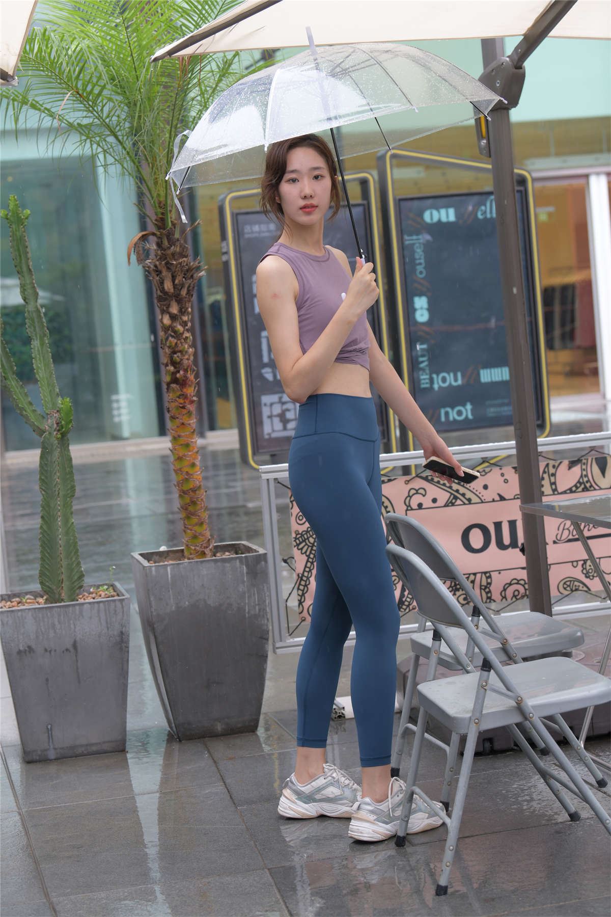 一只麋鹿摄影作品 蓝色瑜伽裤运动系高挑美女