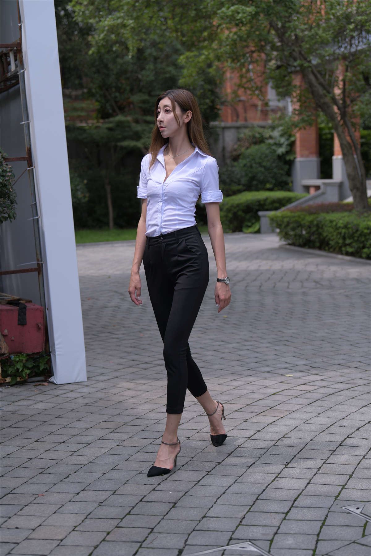 一只麋鹿摄影作品 黑色西裤美女