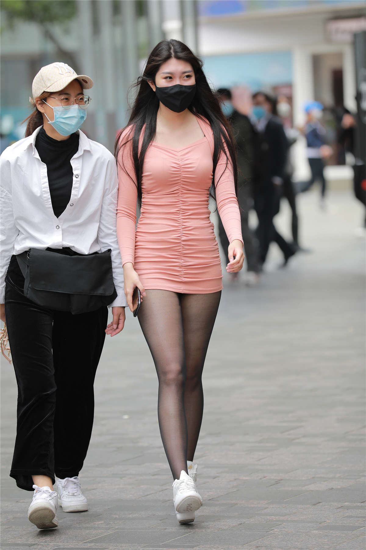 黑丝包臀裙街拍美女